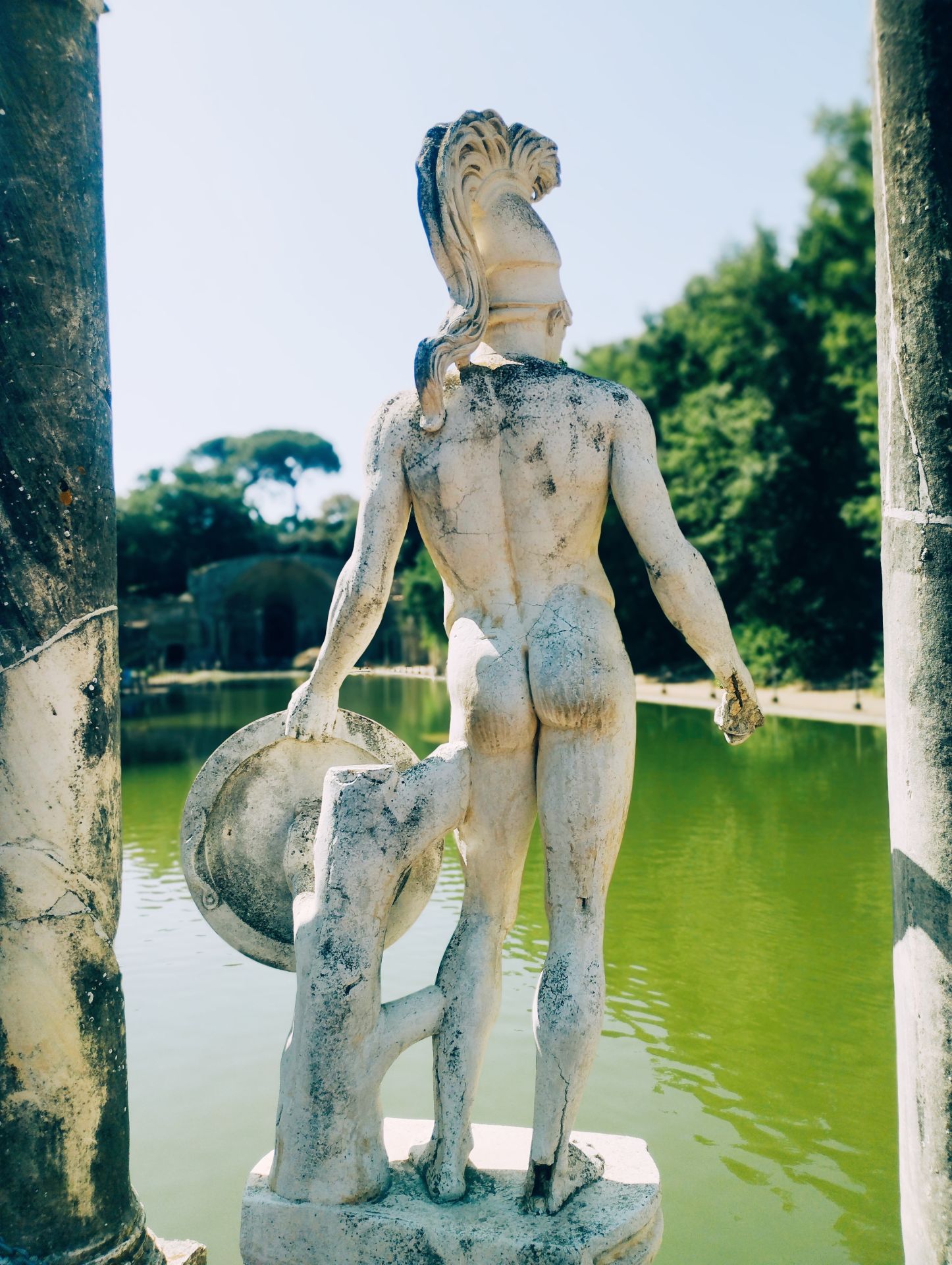Férreos guardianes. Una escultura acariciada por el tiempo en el Canopo de Villa Adriana, estanque que simboliza las fantasías arquitectónicas de este lugar de eternidades.