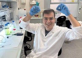 El investigador Eduardo Iniesta en el laboratorio donde busca nuevos materiales.