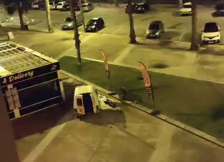 Los ladrones huyen en una furgoneta de color blanco tras uno de los golpes.