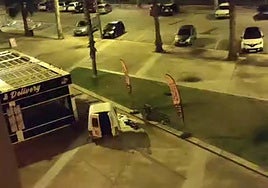 Los ladrones huyen en una furgoneta de color blanco tras uno de los golpes.