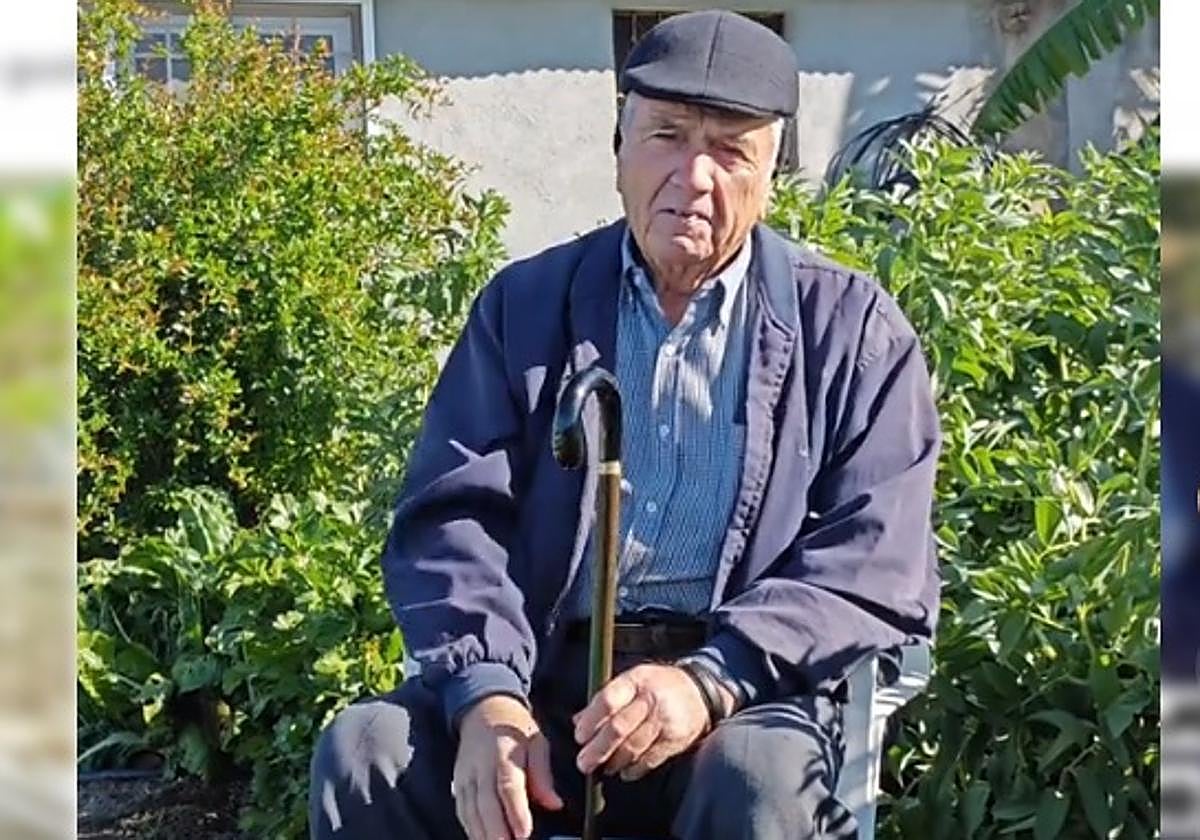 Paco, un agricultor murciano, en uno de sus vídeos de TikTok.