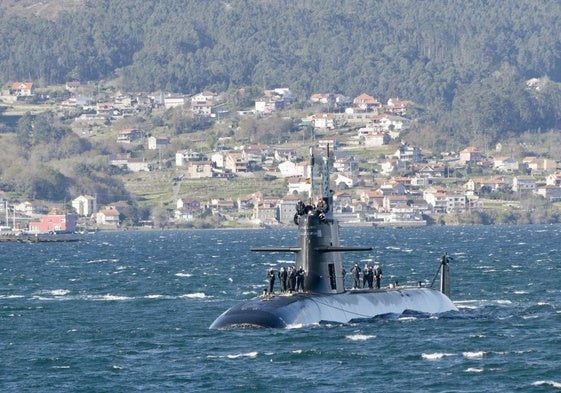 El submarino S-81 'Isaac Peral', en la ría de Pontevedra, el pasado mes de marzo.
