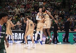 Hakanson y Sant-Roos celebran el triunfo en el quinto partido de semifinales de 2024.