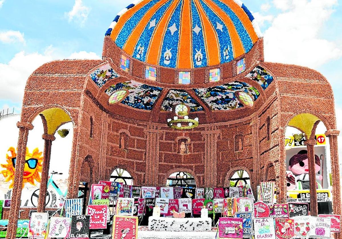 Las peñas a gallete y el corralico brillan en yecla con espectaculares carrozas de papelicos | la verdad