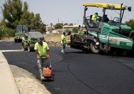 Obras de asfaltado en una imagen de archivo.