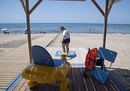 Imagen de archivo del baño asistido en la playa de San Ginés.