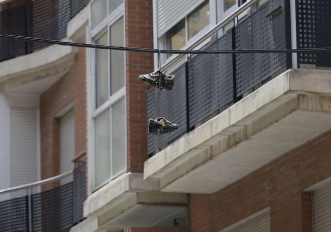 Zapatillas colgadas en los cables de la luz.