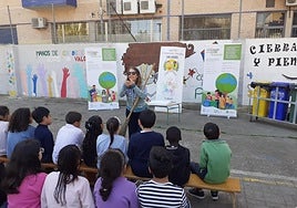 Niños participando en el programa 'Reciclando en mi cole y en mi barrio'.