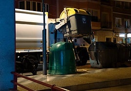 Recogida de envases ligeros depositados en un contenedor amarillo en Lorca por parte de Limusa.