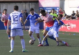Dos jugadores del Molinense le disputan el balón a Momprevil, del Santomera.