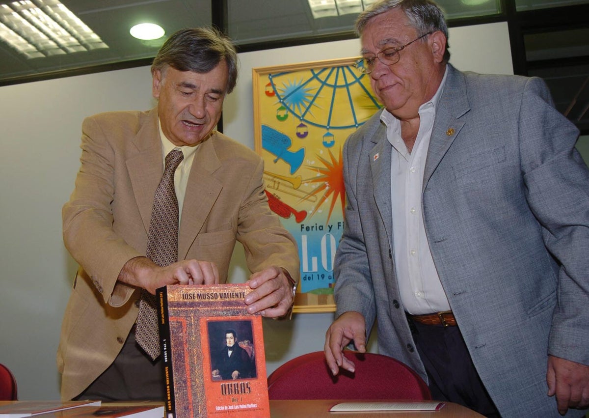 Imagen secundaria 1 - Distintas imágenes de la carrera de Manuel Martínez Arnaldos. En la superior, con Sandra Mendoza y dos de las alumnas a las que dirigió tesis: Carmen Pujante Segura y Consuelo Mengual Bernal. En otra, con José Luis Molina, en la presentación del libro dedicado a José Musso. Y en detalle, en su nombramiento como académico correspondiente en el pasado mes de febrero, junto a Ángel Campos y Noelia Ibáñez.