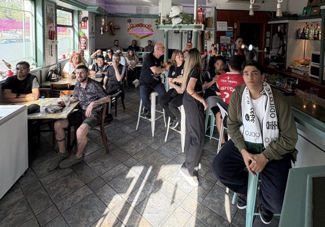Aficionados del Odilo, este domingo, siguiendo el partido desde Cartagena.