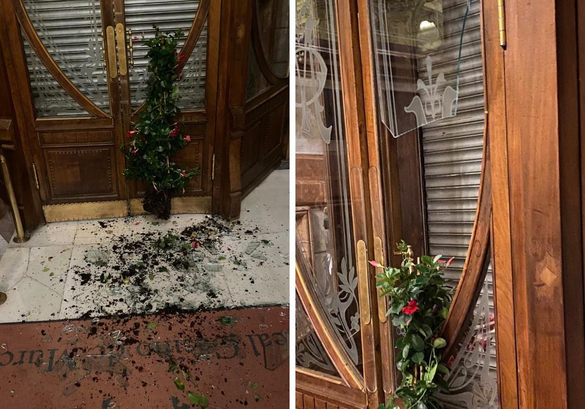 Vandalizan la puerta de entrada del Casino de Murcia y rompen una pieza «insustituible»