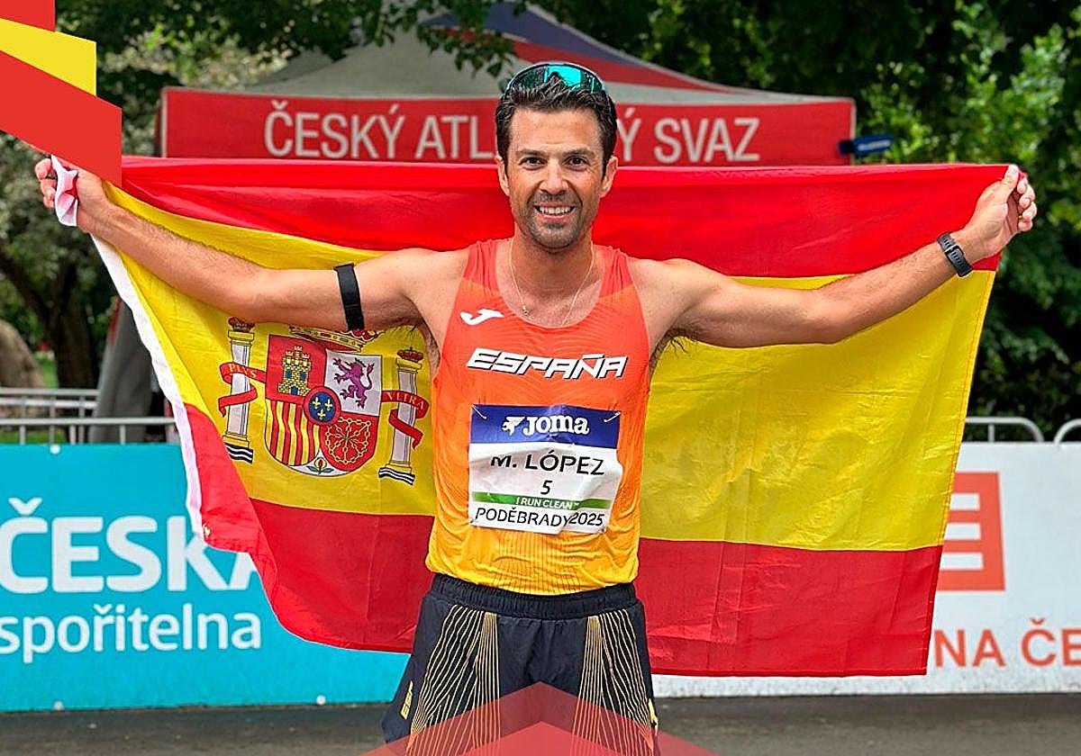 Miguel Ángel López posa con la bandera española este domingo.