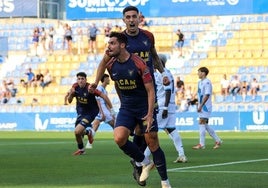 Los jugadores del UCAM celebran el primer gol ante el Deportivo Fabril en las semifinales del 'playoff'.