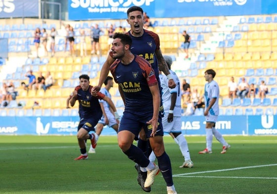Los jugadores del UCAM celebran el primer gol ante el Deportivo Fabril en las semifinales del 'playoff'.