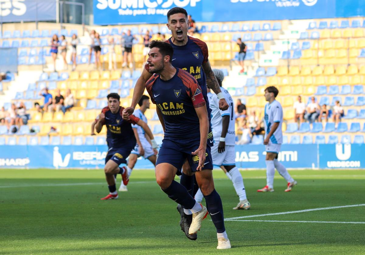 Los jugadores del UCAM celebran el primer gol ante el Deportivo Fabril en las semifinales del 'playoff'.