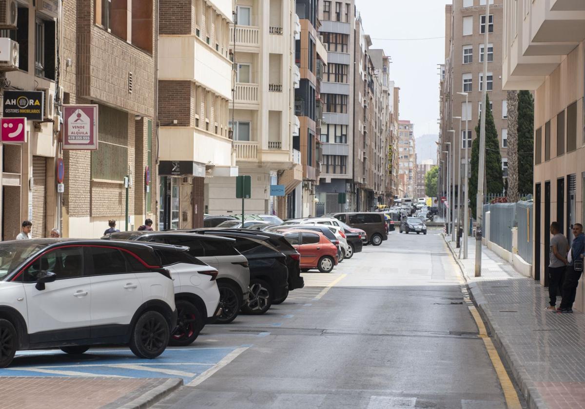 Quejas por «las mafias» que rondan ante una tienda de segunda mano de cartagena | la verdad