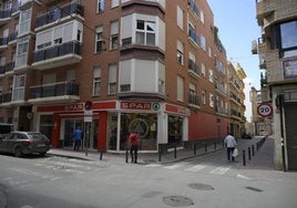 Cruce de las calles Almenara y Cristo de Perdón, con el 'súper' objeto de robos.