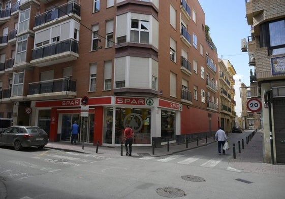 Cruce de las calles Almenara y Cristo de Perdón, con el 'súper' objeto de robos.