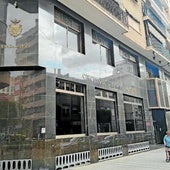 Unos vecinos pasean por la calle Mayor de Alcantarilla, a la altura de la entrada del casino, esta semana.
