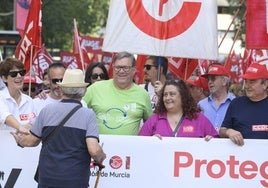 Teresa Fuentes, a la izquierda, y Santiago Navarro, a la derecha, en la manifestación del pasado Primero de Mayo en Murcia.