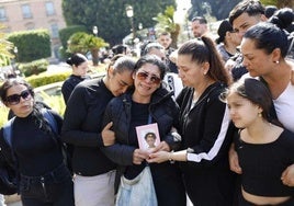 La madre adoptiva de la menor, en la concentración por su asesinato, el pasado mes de abril.