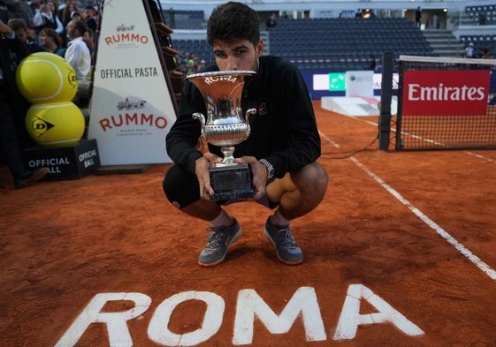 Carlos Alcaraz, sobre la tierra batida de Roma, besa el título de campeón del Masters 1000 disputado el pasado domingo en la capital italiana.