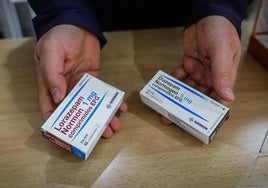Un farmacéutico muestra dos medicamentos, en una imagen de archivo.