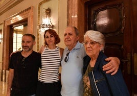 Rafael Álvarez, Reyes Heras, Lorenzo Serrano y Pepa Fortuna, este martes en el Ayuntamiento de Murcia.