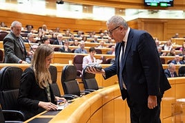 Bernabé entrega a la ministra Aagesen un saco de estéril minero de la bahía de Portmán, este martes, en el Senado.