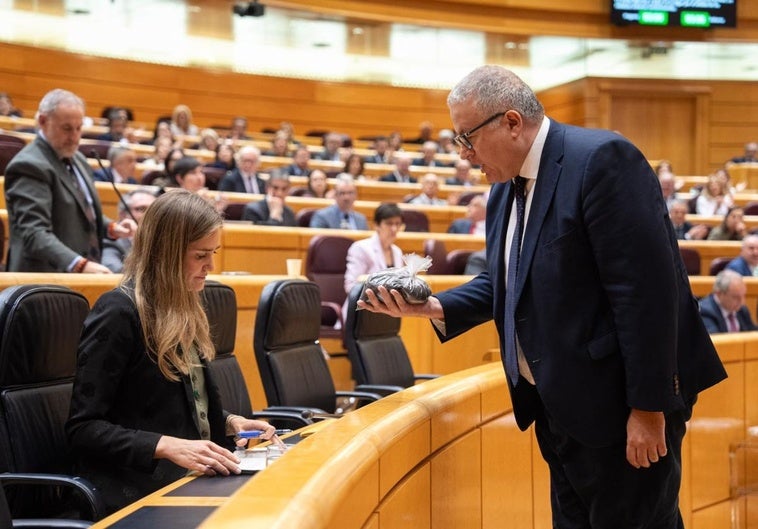 Bernabé entrega a la ministra Aagesen un saco de estéril minero de la bahía de Portmán, este martes, en el Senado.