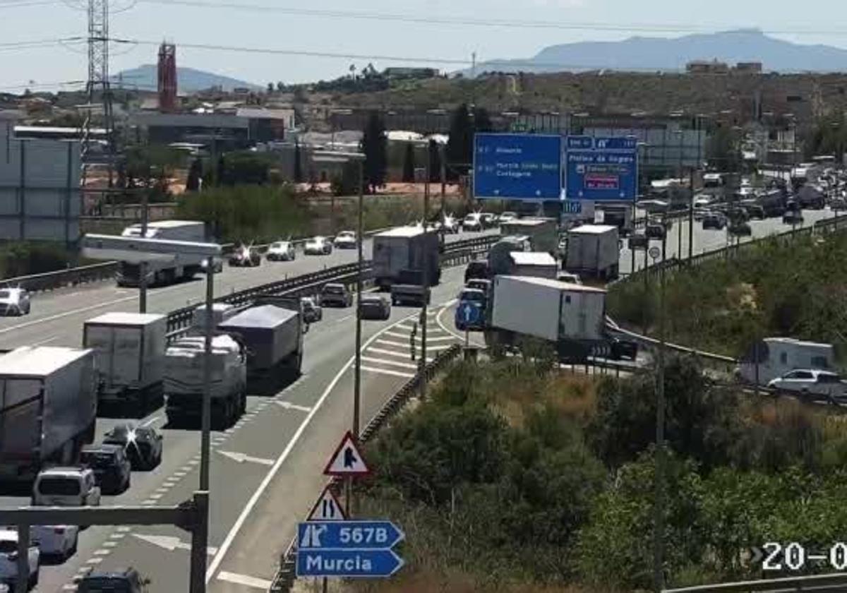 Estado del tráfico en el enlace de la A-7 con la A-30, este martes, a las 15.29 horas.
