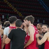 Jugadores y cuerpo técnico del Cebé Cartagena hacen una 'piña' antes de la victoria del pasado domingo en el pabellón San Pablo de Sevilla, frente al Betis.