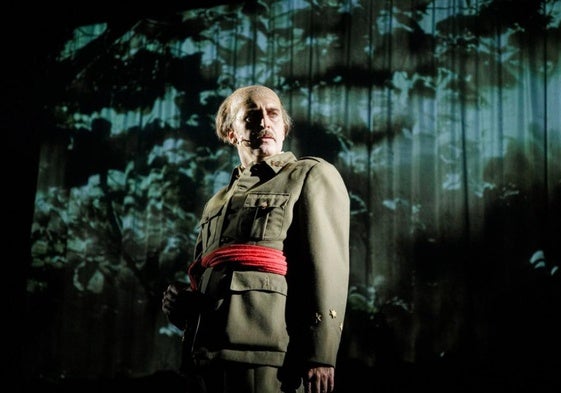 El actor Juan Vinuesa interpreta a Francisco Franco en la obra de teatro '1936'.