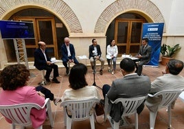De izq. a dcha., Manuel Buitrago modera la mesa redonda en la que participaron Antonio Navarro, José Antonio Blasco, Laura Sandoval y Juanjo Alonso, en La Encomienda de Abanilla.