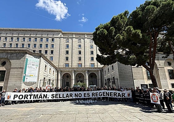 Vecinos de Portmán y políticos, frente a la sede del Ministerio este martes en Madrid.