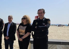 De izquierda a derecha, el alcalde, la edil de Seguridad Ciudadana y el comisario Pomares.