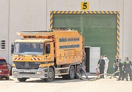 Agentes participan en la recuperación de los cuerpos.