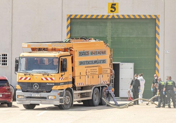 Agentes participan en la recuperación de los cuerpos.