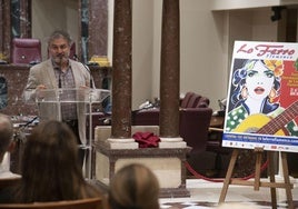 El artista Javier Lorente presenta el cartel anunciador del XLV Festival de Lo Ferro en la Asamblea Regional este miércoles.