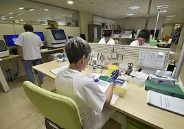 Personal del Centro de Bioquímica y Genética Clínica de La Arrixaca, este miércoles.