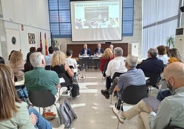 El consejero y los directores generales, al fondo, con los docentes de la Mesa de Absentismo.