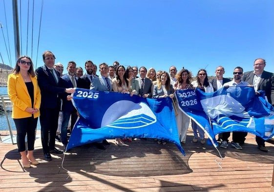 Carmen Conesa, junto a otras autoridades, ayer en Cartagena.