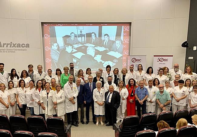 El personal del Centro de Bioquímica y Genética Clínica, encabezado por su directora, Isabel López, este miércoles en La Arrixaca junto al consejero de Salud, Juan José Pedreño.