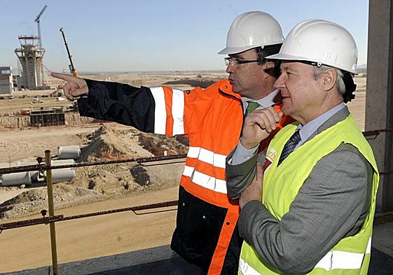 Ramón Luis Valcárcel junto a José Ballesta, en 2010, durante una visita a las obras del Aeropuerto Internacional de la Región de Murcia
