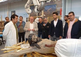 El director del Centro de Restauración, Javier Bernal, el alcalde de Cieza, Tomás Rubio, y representantes de la cofradía, observan la escultura del Cristo del Consuelo.