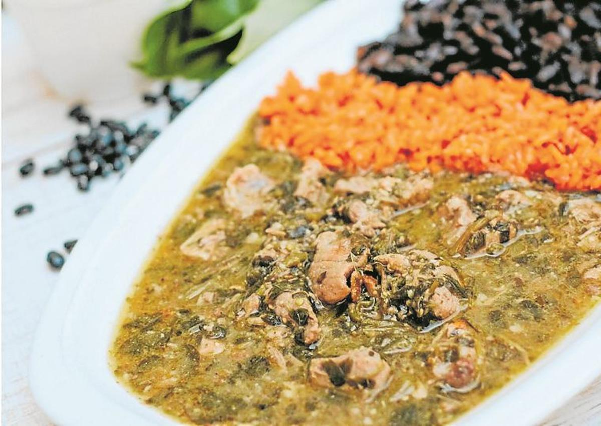 Imagen secundaria 1 - Chile poblano relleno de queso en salsa de tomate, verdolagas en salsa verde con cerdo y frijoles, y la vitrina de los tequilas.