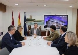 El consejero de Medio Ambiente, Universidades, Investigación y Mar Menor, Juan María Vázquez, recibe a dos investigadores postdoctorales senior beneficiados con la beca Fulbright.