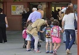 Niños entrando a un colegio de Murcia, en una imagen de archivo.